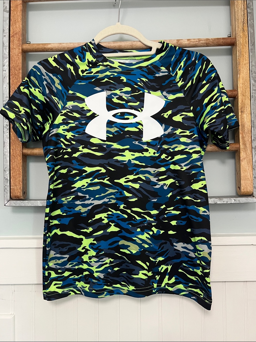 Boys under Armour performance T-shirt, youth medium